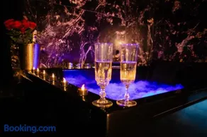 L'Aphrodite, Suite de LUXE - Love room - JACUZZI - Image 1