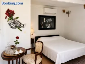 LA FINESTRA SUL CORTILE Suite indipendente con bagno privato - Image 1