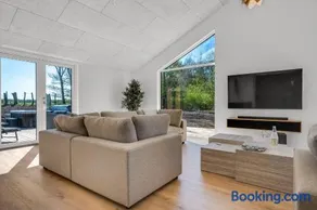 Luxury Pool House For 20 People With Activity Room And 6-Person Outdoor Spa - Image 4