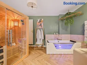 L'Evasion Tropicale - idéal couple - plein centre - sauna - baignoire balnéo LED 2 places - TV 4K Ambilight 130cm - parking gratuit à 2 pas du logement - wifi - maison médiévale sur 2 étages - entièrement rénovée 37m2 - Image 1