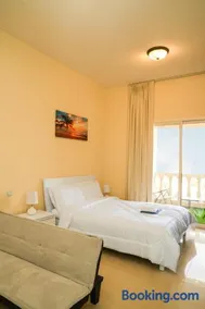 Beach Access Studio High-Speed WiFi Pool AlHamra - Image 3