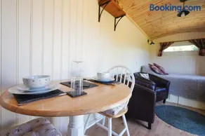 The Laburnum Retreat Shepherds Hut with private hot tub - Image 5