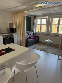 2 Wohnungen auf einer Ebene - 4 Schlafzimmer, 2 Bäder, gemütliches Wohnzimmer, großer Esstisch, Parkplätze - Image 2