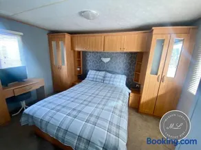 Golden Palm Resort - Palm Grove 3 - Pet friendly & WiFi - Meadow Lakes Caravan & Lodge Hire - Image 4