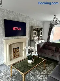 Spacious 5-Bed Detached House, Sleeps 10, Parking - Image 3