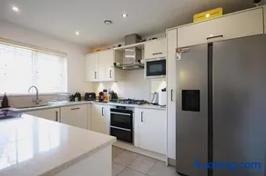 Sleeps10-FamilyFriendly-FreeParking-EnclosedGarden - Image 2