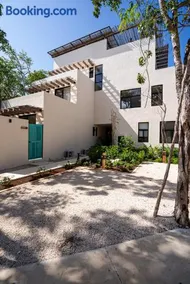 Penthouse with private jungle, pool, downtown - Image 3
