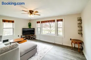 Charming Lakeside Cottage with Large Deck - Image 3