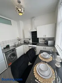 2 bedroom flat close to Manchester City, Manchester City stadium and Coop Arena - Image 2