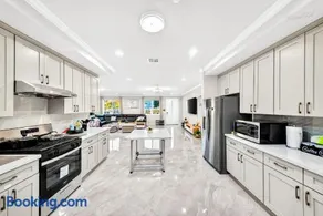 Spacious 6BR Stay + Parking + Near DTLA #TravelSGV - Image 2