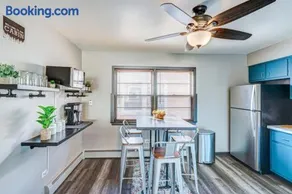 Top Rated Condo •King Bed • Safe Historic Location - Image 4