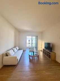 Peaceful 1BR Escape, Courtyard View & Garage - Image 1
