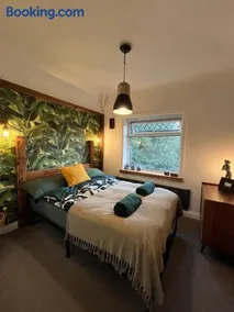 Luxury Oriental Home with Exotic Garden & Free Parking - Image 2