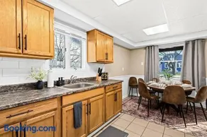 Cozy 3BR Home Friendly City of Hazel Park - Image 3