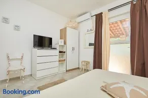 Studio Dolores-apartment by the sea - Image 3