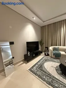Entire Modern and comfy Apt - Image 3