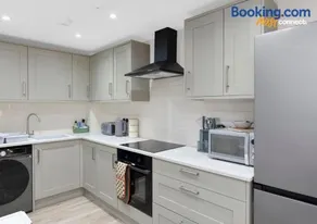 Central 2BR Flat at Wellwynd I Parking Included - Image 5