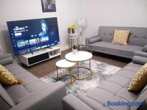 Cosy & Spacious 4 Bedroom House with Free Parking in Birmingham - Image 2