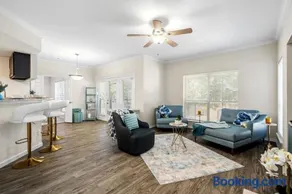 Upscale City Apartment with Pool , Fitness Center - Image 1