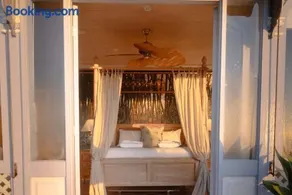 Luxury Couples Hideaway by the Sea - Image 1
