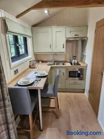 Woodland Shepherds Hut - 'Saga' - Image 3