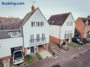 5 Bed Family Home- Free Parking - Image 3