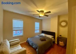 Historic Townhouse Oasis with En-suite Bathroom - Image 1