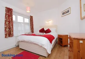 Large Cosy House Ideal for Corporate Lets - Image 1