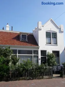 Little Beach House - Free parking - Image 1