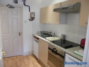 Quiet self contained studio flat near town centre and university - Image 3