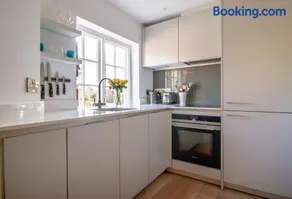 Little George, Henley-in-Arden Luxury Apartment with Private Parking - Image 5