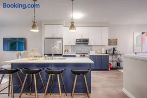 BRAND-NEW LUXURY SUITE in DOON SOUTH, min to 401 - Image 1