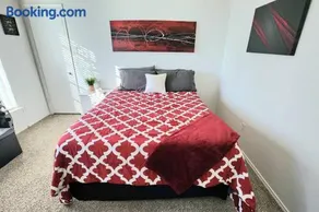 Comfortable Queen Bedroom with workspace - Image 2
