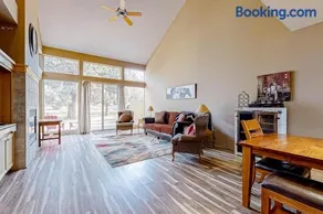 Inviting townhouse with fast WiFi patio & access to pools golf tennis & gym - Image 2