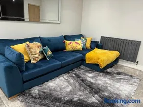 Luxurious Modern House With Garden Close To City Centre - Image 5