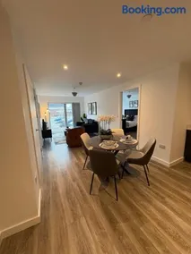 Vicarage grove close to metro link and train station with easy access to city centre Manchester United stadium and the Trafford centre - Image 2