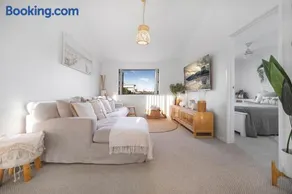 Lux 5Brs Waterfront Villa, near Surf Paradise, Heated Spa - Image 4