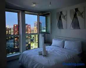 Penthouse with O2 Arena View, Free Parking & Portable AC - Image 2