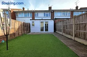 Three-Bedroom House with Two Bathrooms near Tilbury Port - Image 5