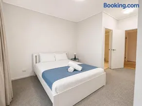 Modern Ultimo 2BR 2BA Apartment with Parking - Image 2