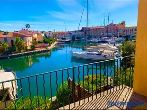 Terrasse ensoleillée sur les canaux - Image 1