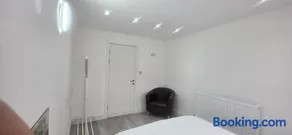 Central Cardiff near Principality Stadium Tramshed Central Station & Wales Millennium Centre Luxury 5-Bed House Sleeps 13 with Parking & Garden - Image 3