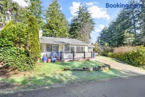 Bright Beach Town Bungalow - Image 2