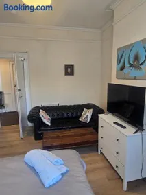 Large flat with parking near train station - Image 2