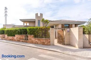 Villa de lujo con piscina, jacuzzi, jardín y terraza - Image 2