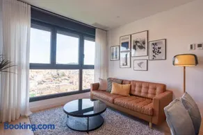 Skyline II Pool & Coworking by ELE Apartments - Image 2