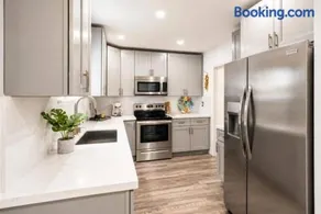 Big Triple Room in Design District Miami - Image 4