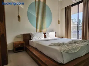 Modern 1BHK Apartment near Candolim Beach with Pool and Gym - Image 1