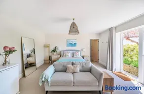 Brand New Self contained garden guest suite - Image 1