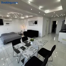 Apartments Blazevic, heated pool&jacuzzi - Image 2